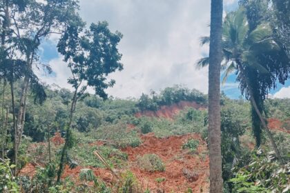 landslide-in-eheliyagoda-damaged-eight-houses