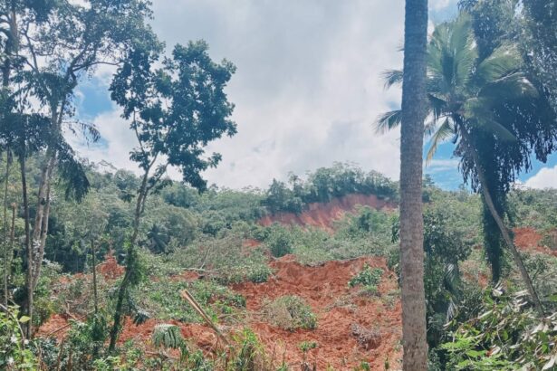 landslide-in-eheliyagoda-damaged-eight-houses