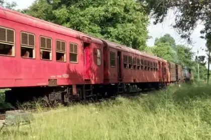 train-derailed-between-panadura-and-wadduwa-railway-stations-coastal-line-sri-lanka