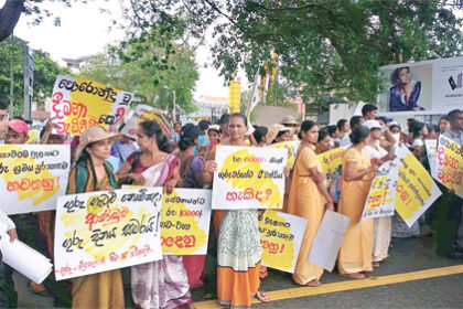 teachers-protesting-on-streets-asking-for-salary-increments-sri-lanka
