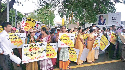 teachers-protesting-on-streets-asking-for-salary-increments-sri-lanka