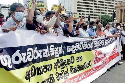 Sri lanka teachers found a new way to protest against salary issues